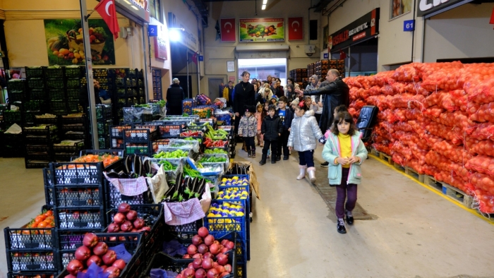 Minikler, yerli malını hal binasında öğrendi